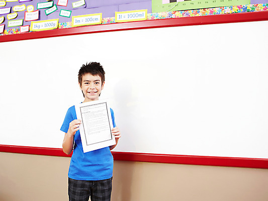 포토 JPG 서양인 외국인 해외기획촬영 학생 어린이교육 교육 남자 종이 초등학생 어린이 2010년태국 포즈 교실 학교 모션 수업 수업중 실내 표정 초등학교 초등교육 한명 서기 미소 웃음 들기 사람 소년 상반신 스쿨라이프 칠판 과제 남자만 남자한명만 어린이만 소년만 소년한명만 국내포토 1 라이프스타일 인종 내부 파일형식