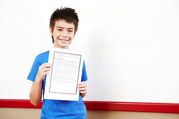 포토 JPG 서양인 외국인 해외기획촬영 학생 어린이교육 교육 남자 종이 초등학생 어린이 2010년태국 포즈 교실 학교 모션 수업 수업중 실내 표정 초등학교 초등교육 한명 서기 미소 웃음 들기 사람 소년 상반신 스쿨라이프 과제 남자만 남자한명만 어린이만 소년만 소년한명만 국내포토 1 라이프스타일 인종 내부 파일형식