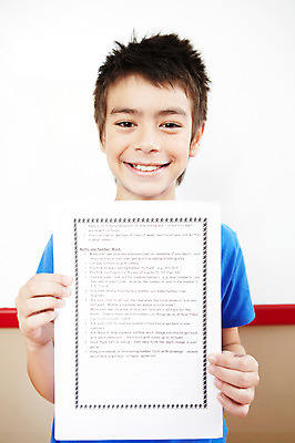 포토 JPG 서양인 외국인 해외기획촬영 학생 어린이교육 교육 남자 종이 초등학생 어린이 2010년태국 포즈 교실 학교 모션 수업 수업중 실내 표정 초등학교 초등교육 한명 서기 미소 웃음 들기 사람 소년 상반신 스쿨라이프 과제 남자만 남자한명만 어린이만 소년만 소년한명만 국내포토 1 라이프스타일 인종 내부 파일형식