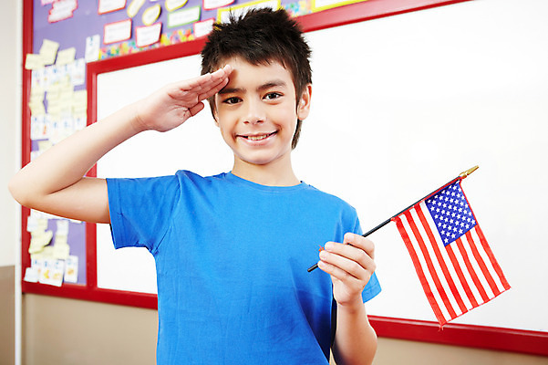 포토 JPG 서양인 외국인 해외기획촬영 학생 어린이교육 교육 남자 초등학생 어린이 2010년태국 포즈 교실 학교 모션 수업 수업중 실내 표정 초등학교 초등교육 한명 서기 미소 웃음 사람 소년 상반신 스쿨라이프 칠판 미국 인사 성조기 국기 경례 남자만 남자한명만 어린이만 소년만 소년한명만 국내포토 1 라이프스타일 북아메리카 인종 내부 예절 파일형식