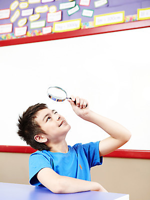 포토 JPG 서양인 외국인 해외기획촬영 학생 어린이교육 교육 남자 초등학생 어린이 2010년태국 포즈 교실 학교 모션 탁자 돋보기 수업 수업중 실내 초등학교 초등교육 한명 사람 앉기 손짓 소년 상반신 스쿨라이프 칠판 관찰 책상 남자만 남자한명만 어린이만 소년만 소년한명만 국내포토 1 라이프스타일 가구 인종 내부 파일형식