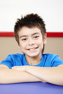 포토 JPG 서양인 외국인 해외기획촬영 학생 어린이교육 교육 남자 초등학생 어린이 2010년태국 포즈 교실 학교 모션 탁자 수업중 실내 표정 초등학교 초등교육 한명 미소 웃음 사람 앉기 소년 상반신 스쿨라이프 팔짱 책상 남자만 남자한명만 어린이만 소년만 소년한명만 국내포토 1 라이프스타일 가구 수업 인종 내부 파일형식