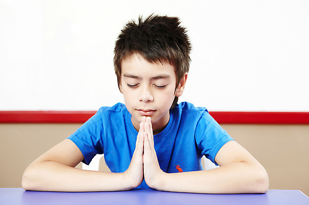 포토 JPG 서양인 외국인 해외기획촬영 학생 어린이교육 교육 남자 초등학생 어린이 2010년태국 포즈 교실 학교 모션 탁자 수업중 실내 초등학교 초등교육 한명 사람 앉기 손짓 소년 상반신 스쿨라이프 희망 기도 책상 남자만 남자한명만 어린이만 소년만 소년한명만 국내포토 1 라이프스타일 감정 가구 수업 인종 내부 파일형식