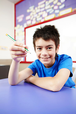 포토 JPG 서양인 외국인 해외기획촬영 학생 어린이교육 교육 남자 초등학생 어린이 2010년태국 포즈 교실 학교 모션 탁자 수업중 실내 초등학교 초등교육 한명 미소 웃음 들기 사람 앉기 손짓 소년 상반신 연필 스쿨라이프 잡기 책상 남자만 남자한명만 어린이만 소년만 소년한명만 국내포토 1 라이프스타일 가구 수업 학용품 표정 인종 내부 필기구 파일형식