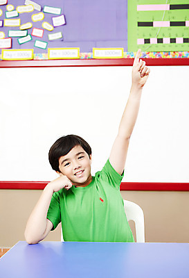 포토 JPG 서양인 외국인 해외기획촬영 학생 어린이교육 교육 남자 초등학생 어린이 2010년태국 포즈 의자 교실 학교 모션 탁자 수업 수업중 실내 초등학교 초등교육 한명 미소 웃음 사람 앉기 손짓 소년 상반신 스쿨라이프 손들기 칠판 턱괴기 가리킴 발표 책상 남자만 남자한명만 어린이만 소년만 소년한명만 국내포토 1 라이프스타일 가구 표정 인종 내부 파일형식