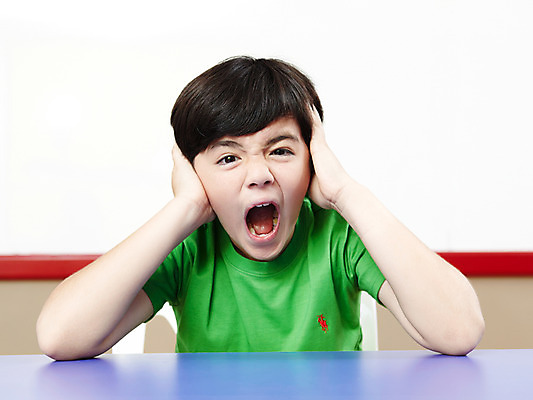 포토 JPG 서양인 외국인 해외기획촬영 학생 어린이교육 교육 남자 초등학생 어린이 2010년태국 포즈 교실 학교 모션 탁자 수업중 실내 피곤 초등학교 초등교육 한명 사람 앉기 손짓 소년 상반신 스쿨라이프 외침 고통 귀막기 책상 괴로움 남자만 남자한명만 어린이만 소년만 소년한명만 국내포토 1 라이프스타일 감정 가구 컨셉 수업 인종 내부 소리 파일형식