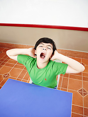 포토 JPG 서양인 외국인 해외기획촬영 학생 어린이교육 교육 남자 초등학생 어린이 2010년태국 포즈 교실 학교 모션 탁자 수업중 실내 피곤 초등학교 초등교육 한명 사람 앉기 손짓 소년 상반신 스쿨라이프 외침 고통 귀막기 책상 괴로움 남자만 남자한명만 어린이만 소년만 소년한명만 국내포토 1 라이프스타일 감정 가구 컨셉 수업 인종 내부 소리 파일형식