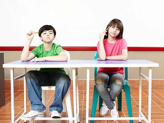 포토 JPG 전신 서양인 외국인 해외기획촬영 학생 여자 어린이교육 교육 남자 초등학생 어린이 2010년태국 포즈 생각 의자 교실 학교 모션 탁자 수업 수업중 실내 초등학교 초등교육 미소 웃음 들기 사람 앉기 손짓 소녀 소년 두명 친구 연필 스쿨라이프 칠판 잡기 책상 고민 어린이만 국내포토 라이프스타일 감정 가구 관계 학용품 표정 인종 내부 필기구 파일형식