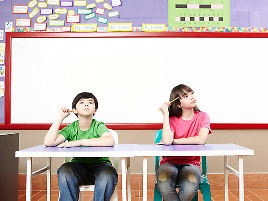 포토 JPG 서양인 외국인 해외기획촬영 학생 여자 어린이교육 교육 남자 초등학생 어린이 2010년태국 포즈 생각 의자 교실 학교 모션 탁자 수업 수업중 실내 초등학교 초등교육 미소 웃음 들기 사람 앉기 손짓 소녀 소년 상반신 두명 친구 연필 스쿨라이프 칠판 잡기 책상 고민 어린이만 국내포토 라이프스타일 감정 가구 관계 학용품 표정 인종 내부 필기구 파일형식