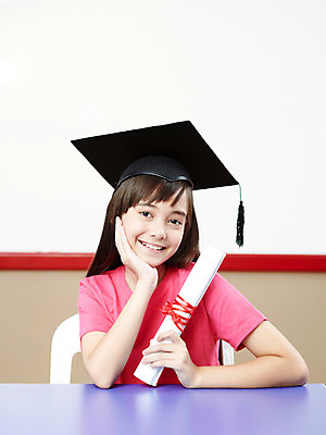 포토 JPG 서양인 외국인 해외기획촬영 모자 학생 여자 어린이교육 교육 초등학생 어린이 2010년태국 포즈 의자 학사모 졸업 교실 학교 모션 탁자 수업 수업중 실내 초등학교 초등교육 한명 미소 웃음 사람 앉기 손짓 소녀 상반신 스쿨라이프 턱괴기 졸업장 책상 여자만 여자한명만 어린이만 소녀만 소녀한명만 국내포토 모자_잡화 1 라이프스타일 잡화 가구 표정 인종 내부 파일형식