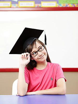 포토 JPG 서양인 외국인 해외기획촬영 모자 학생 여자 어린이교육 교육 안경 초등학생 어린이 2010년태국 포즈 생각 학사모 졸업 교실 학교 모션 탁자 수업 수업중 실내 초등학교 초등교육 한명 미소 웃음 사람 앉기 손짓 소녀 상반신 스쿨라이프 책상 고민 여자만 여자한명만 어린이만 소녀만 소녀한명만 국내포토 모자_잡화 1 라이프스타일 잡화 감정 가구 표정 인종 내부 파일형식