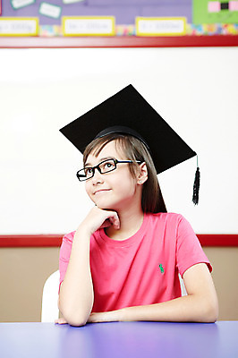 포토 JPG 서양인 외국인 해외기획촬영 모자 학생 여자 어린이교육 교육 안경 초등학생 어린이 2010년태국 포즈 생각 학사모 졸업 교실 학교 모션 탁자 수업 수업중 실내 초등학교 초등교육 한명 미소 웃음 사람 앉기 손짓 소녀 상반신 스쿨라이프 턱괴기 책상 고민 여자만 여자한명만 어린이만 소녀만 소녀한명만 국내포토 모자_잡화 1 라이프스타일 잡화 감정 가구 표정 인종 내부 파일형식