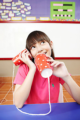 포토 JPG 서양인 외국인 해외기획촬영 학생 여자 어린이교육 교육 초등학생 어린이 2010년태국 포즈 교실 학교 모션 놀이 탁자 수업중 실내 초등학교 초등교육 한명 미소 웃음 사람 앉기 소녀 상반신 스쿨라이프 실전화기 책상 실전화놀이 여자만 여자한명만 어린이만 소녀만 소녀한명만 국내포토 1 라이프스타일 가구 수업 표정 인종 내부 파일형식