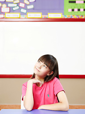 포토 JPG 서양인 외국인 해외기획촬영 학생 여자 어린이교육 교육 초등학생 어린이 2010년태국 포즈 생각 교실 학교 모션 탁자 수업중 실내 표정 초등학교 초등교육 한명 미소 웃음 사람 앉기 손짓 소녀 상반신 스쿨라이프 책상 고민 여자만 여자한명만 어린이만 소녀만 소녀한명만 국내포토 1 라이프스타일 감정 가구 수업 인종 내부 파일형식