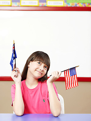 포토 JPG 서양인 외국인 해외기획촬영 학생 여자 어린이교육 교육 초등학생 어린이 2010년태국 포즈 교실 학교 모션 탁자 수업 수업중 실내 초등학교 초등교육 한명 미소 사람 앉기 손짓 소녀 상반신 스쿨라이프 미국 호주 성조기 국기 책상 호주국기 여자만 여자한명만 어린이만 소녀만 소녀한명만 국내포토 1 라이프스타일 가구 북아메리카 표정 인종 내부 오세아니아 파일형식