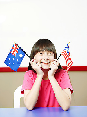 포토 JPG 서양인 외국인 해외기획촬영 학생 여자 어린이교육 교육 초등학생 어린이 2010년태국 포즈 교실 학교 모션 탁자 수업 수업중 실내 초등학교 초등교육 한명 미소 웃음 사람 앉기 손짓 소녀 상반신 스쿨라이프 미국 호주 성조기 국기 책상 호주국기 여자만 여자한명만 어린이만 소녀만 소녀한명만 국내포토 1 라이프스타일 가구 북아메리카 표정 인종 내부 오세아니아 파일형식