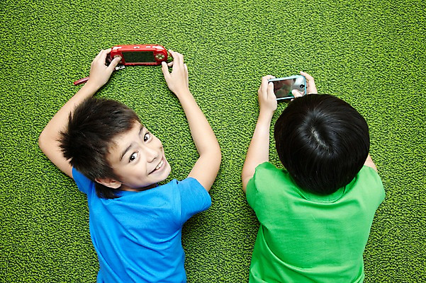 포토 JPG 서양인 외국인 해외기획촬영 학생 응시 어린이교육 교육 남자 초등학생 어린이 2010년태국 엎드리기 포즈 교실 학교 모션 놀이 수업중 실내 초등학교 초등교육 웃음 사람 소년 상반신 두명 뒷모습 친구 하이앵글 스쿨라이프 카펫 게임 게임기 남자만 어린이만 소년만 국내포토 라이프스타일 시선 뷰포인트 관계 수업 표정 인종 내부 파일형식