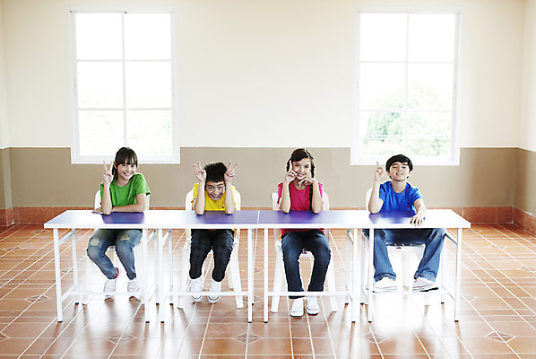 포토 JPG 전신 서양인 외국인 해외기획촬영 학생 여자 어린이교육 교육 남자 초등학생 어린이 2010년태국 포즈 의자 창문 손가락 교실 학교 수업 수업중 실내 초등학교 초등교육 미소 웃음 사람 앉기 소녀 소년 여러명 친구 스쿨라이프 책상 브이 어린이만 국내포토 라이프스타일 손 가구 다수 관계 모션 표정 인종 손짓 내부 파일형식