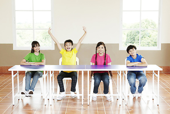 포토 JPG 전신 서양인 외국인 해외기획촬영 학생 여자 어린이교육 교육 남자 초등학생 어린이 2010년태국 의자 창문 교실 학교 수업 수업중 실내 초등학교 초등교육 미소 웃음 사람 앉기 소녀 소년 여러명 친구 스쿨라이프 만세 책상 어린이만 국내포토 라이프스타일 가구 다수 관계 모션 표정 인종 내부 파일형식