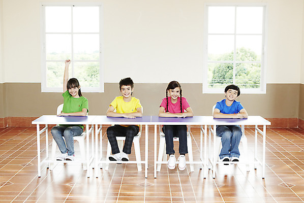 포토 JPG 전신 서양인 외국인 해외기획촬영 학생 여자 어린이교육 교육 남자 초등학생 어린이 2010년태국 의자 창문 교실 학교 수업 수업중 실내 초등학교 초등교육 미소 웃음 사람 앉기 소녀 소년 여러명 친구 스쿨라이프 손들기 발표 책상 어린이만 국내포토 라이프스타일 가구 다수 관계 모션 표정 인종 내부 파일형식