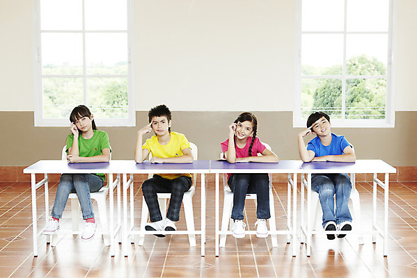 포토 JPG 전신 서양인 외국인 해외기획촬영 학생 여자 어린이교육 교육 남자 초등학생 어린이 2010년태국 포즈 생각 의자 창문 손가락 교실 학교 수업 수업중 실내 초등학교 초등교육 미소 웃음 사람 앉기 손짓 소녀 소년 여러명 친구 스쿨라이프 머리 책상 고민 어린이만 국내포토 라이프스타일 손 감정 가구 다수 관계 모션 표정 인종 내부 신체부위 파일형식