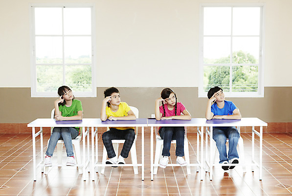 포토 JPG 전신 서양인 외국인 해외기획촬영 학생 여자 어린이교육 교육 남자 초등학생 어린이 2010년태국 포즈 생각 의자 창문 손가락 교실 학교 수업 수업중 실내 초등학교 초등교육 사람 앉기 손짓 소녀 소년 여러명 친구 스쿨라이프 머리 책상 고민 어린이만 국내포토 라이프스타일 손 감정 가구 다수 관계 모션 인종 내부 신체부위 파일형식