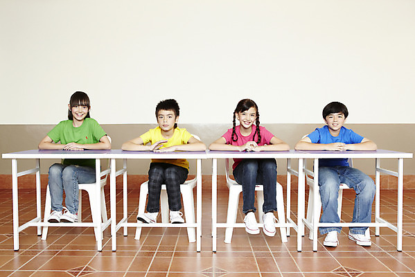 포토 JPG 전신 서양인 외국인 해외기획촬영 학생 여자 어린이교육 교육 남자 초등학생 어린이 2010년태국 의자 교실 학교 수업 수업중 실내 초등학교 초등교육 미소 웃음 사람 앉기 소녀 소년 여러명 상반신 친구 스쿨라이프 책상 어린이만 국내포토 라이프스타일 가구 다수 관계 모션 표정 인종 내부 파일형식