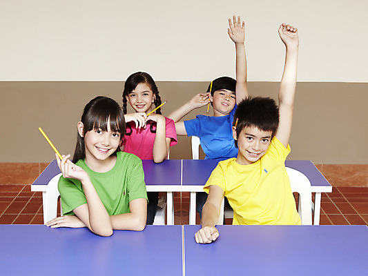 포토 JPG 서양인 외국인 해외기획촬영 학생 여자 어린이교육 교육 남자 초등학생 어린이 2010년태국 의자 교실 학교 수업 수업중 학용품 실내 초등학교 초등교육 미소 웃음 사람 앉기 소녀 소년 여러명 상반신 친구 필기구 연필 스쿨라이프 손들기 발표 책상 어린이만 국내포토 라이프스타일 가구 다수 관계 모션 문구용품 표정 인종 내부 파일형식