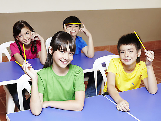 포토 JPG 서양인 외국인 해외기획촬영 학생 여자 어린이교육 교육 남자 초등학생 어린이 2010년태국 포즈 의자 교실 학교 수업 수업중 학용품 실내 초등학교 초등교육 미소 웃음 사람 앉기 소녀 소년 여러명 상반신 친구 필기구 연필 스쿨라이프 책상 어린이만 국내포토 라이프스타일 가구 다수 관계 모션 문구용품 표정 인종 내부 파일형식