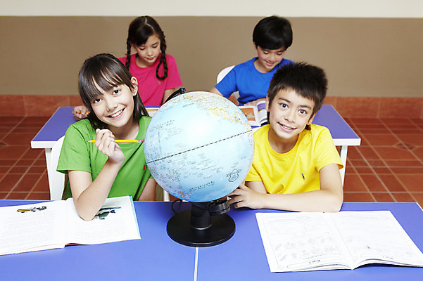 포토 JPG 서양인 외국인 해외기획촬영 학생 여자 어린이교육 교육 남자 초등학생 어린이 2010년태국 의자 교실 학교 수업 수업중 교재 실내 초등학교 초등교육 사람 앉기 소녀 소년 여러명 상반신 책 친구 스쿨라이프 책상 어린이만 국내포토 라이프스타일 가구 다수 관계 모션 인종 내부 파일형식