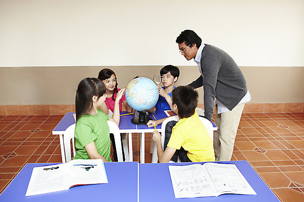 포토 JPG 서양인 외국인 해외기획촬영 학생 여자 어린이교육 교육 남자 초등학생 어린이 2010년태국 지도 의자 교실 학교 돋보기 수업 수업중 교재 실내 초등학교 초등교육 서기 사람 앉기 소녀 소년 여러명 상반신 성인 책 30대 친구 지구본 스쿨라이프 교사 기구 도구 가르침 책상 오브젝트 국내포토 직업 라이프스타일 가구 다수 관계 모션 인종 내부 장년 파일형식