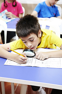 포토 JPG 서양인 외국인 해외기획촬영 학생 응시 여자 어린이교육 교육 남자 초등학생 어린이 2010년태국 의자 교실 학교 돋보기 수업 수업중 학용품 교재 실내 초등학교 초등교육 사람 앉기 소녀 소년 상반신 책 세명 친구 스쿨라이프 도구 집중 책상 어린이만 국내포토 라이프스타일 시선 가구 컨셉 관계 모션 문구용품 인종 내부 파일형식