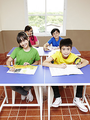 포토 JPG 전신 서양인 외국인 해외기획촬영 학생 여자 어린이교육 교육 남자 초등학생 어린이 2010년태국 의자 창문 교실 학교 돋보기 수업 수업중 학용품 교재 실내 초등학교 초등교육 미소 웃음 사람 앉기 소녀 소년 여러명 상반신 책 친구 필기구 연필 스쿨라이프 도구 책상 어린이만 국내포토 라이프스타일 가구 다수 관계 모션 문구용품 표정 인종 내부 파일형식