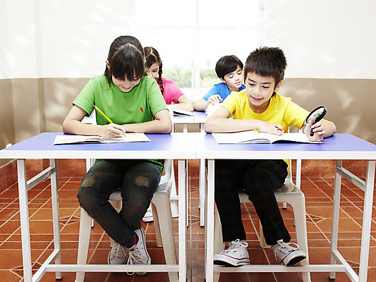 포토 JPG 전신 서양인 외국인 해외기획촬영 학생 여자 어린이교육 교육 남자 초등학생 어린이 2010년태국 의자 창문 교실 학교 돋보기 수업 수업중 학용품 교재 실내 초등학교 초등교육 사람 앉기 소녀 소년 여러명 상반신 책 친구 필기구 연필 스쿨라이프 도구 책상 어린이만 국내포토 라이프스타일 가구 다수 관계 모션 문구용품 인종 내부 파일형식