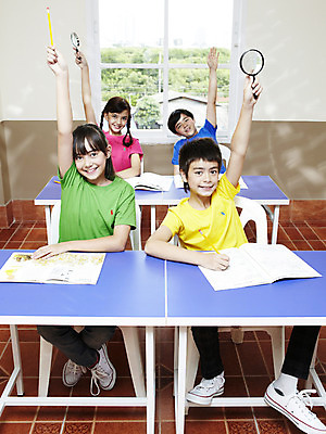 포토 JPG 전신 서양인 외국인 해외기획촬영 학생 여자 어린이교육 교육 남자 초등학생 어린이 2010년태국 의자 창문 교실 학교 돋보기 수업 수업중 학용품 교재 실내 초등학교 초등교육 미소 웃음 사람 앉기 소녀 소년 여러명 상반신 책 친구 필기구 연필 스쿨라이프 손들기 도구 발표 책상 어린이만 국내포토 라이프스타일 가구 다수 관계 모션 문구용품 표정 인종 내부 파일형식