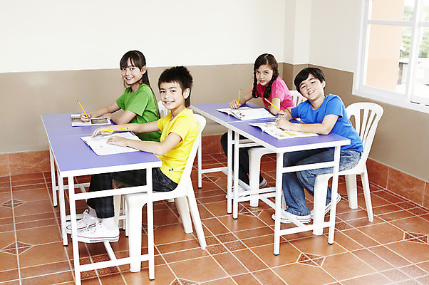 포토 JPG 전신 서양인 외국인 해외기획촬영 학생 여자 어린이교육 교육 남자 초등학생 어린이 2010년태국 의자 창문 교실 학교 수업 수업중 교재 실내 초등학교 초등교육 미소 웃음 사람 앉기 소녀 소년 여러명 책 친구 스쿨라이프 책상 어린이만 국내포토 라이프스타일 가구 다수 관계 모션 표정 인종 내부 파일형식