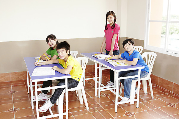 포토 JPG 전신 서양인 외국인 해외기획촬영 학생 여자 어린이교육 교육 남자 초등학생 어린이 2010년태국 의자 창문 교실 학교 수업 수업중 교재 실내 초등학교 초등교육 서기 미소 웃음 사람 앉기 소녀 소년 여러명 책 친구 스쿨라이프 발표 책상 어린이만 국내포토 라이프스타일 가구 다수 관계 모션 표정 인종 내부 파일형식