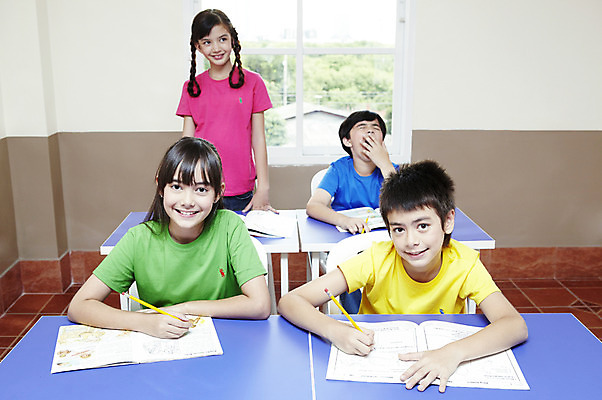 포토 JPG 전신 서양인 외국인 해외기획촬영 학생 여자 어린이교육 교육 남자 초등학생 어린이 2010년태국 의자 창문 교실 학교 수업 수업중 교재 실내 초등학교 초등교육 서기 미소 웃음 사람 앉기 소녀 소년 여러명 상반신 책 친구 스쿨라이프 발표 책상 하품 어린이만 국내포토 라이프스타일 가구 다수 관계 모션 표정 인종 내부 생리현상 파일형식