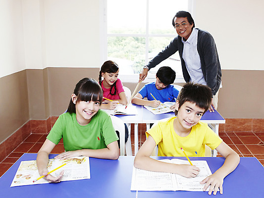 포토 JPG 전신 서양인 외국인 해외기획촬영 학생 여자 어린이교육 교육 남자 초등학생 어린이 2010년태국 지도 의자 창문 교실 학교 수업 수업중 교재 실내 초등학교 초등교육 서기 미소 웃음 사람 앉기 소녀 소년 여러명 상반신 성인 책 30대 친구 스쿨라이프 교사 가르침 책상 국내포토 직업 라이프스타일 가구 다수 관계 모션 표정 인종 내부 장년 파일형식