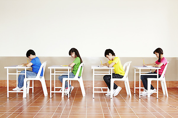 포토 JPG 전신 서양인 외국인 해외기획촬영 학생 여자 어린이교육 교육 남자 초등학생 어린이 2010년태국 의자 교실 학교 수업 수업중 교재 실내 초등학교 초등교육 사람 앉기 소녀 소년 여러명 책 친구 스쿨라이프 시험 책상 어린이만 국내포토 라이프스타일 가구 다수 관계 모션 인종 내부 파일형식