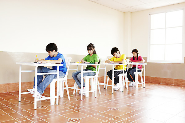 포토 JPG 전신 서양인 외국인 해외기획촬영 학생 여자 어린이교육 교육 남자 초등학생 어린이 2010년태국 의자 창문 교실 학교 수업 수업중 교재 실내 초등학교 초등교육 사람 앉기 소녀 소년 여러명 책 친구 스쿨라이프 시험 책상 어린이만 국내포토 라이프스타일 가구 다수 관계 모션 인종 내부 파일형식