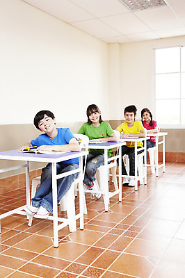 포토 JPG 전신 서양인 외국인 해외기획촬영 학생 여자 어린이교육 교육 남자 초등학생 어린이 2010년태국 의자 창문 교실 학교 수업 수업중 교재 실내 초등학교 초등교육 미소 웃음 사람 앉기 소녀 소년 여러명 책 친구 스쿨라이프 책상 어린이만 국내포토 라이프스타일 가구 다수 관계 모션 표정 인종 내부 파일형식