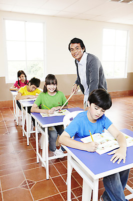 포토 JPG 전신 서양인 외국인 해외기획촬영 학생 여자 어린이교육 교육 남자 초등학생 어린이 2010년태국 지도 의자 창문 교실 학교 수업 수업중 교재 실내 초등학교 초등교육 서기 미소 웃음 사람 앉기 소녀 소년 여러명 상반신 성인 책 30대 친구 스쿨라이프 교사 가르침 책상 국내포토 직업 라이프스타일 가구 다수 관계 모션 표정 인종 내부 장년 파일형식