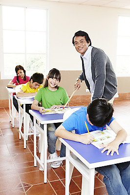 포토 JPG 전신 서양인 외국인 해외기획촬영 학생 여자 어린이교육 교육 남자 초등학생 어린이 2010년태국 지도 의자 창문 교실 학교 수업 수업중 교재 실내 초등학교 초등교육 서기 미소 웃음 사람 앉기 소녀 소년 여러명 상반신 성인 책 30대 친구 스쿨라이프 교사 가르침 책상 국내포토 직업 라이프스타일 가구 다수 관계 모션 표정 인종 내부 장년 파일형식