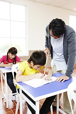 포토 JPG 서양인 외국인 해외기획촬영 학생 여자 어린이교육 교육 남자 초등학생 어린이 2010년태국 지도 의자 창문 교실 학교 수업 수업중 교재 실내 초등학교 초등교육 서기 사람 앉기 소녀 소년 상반신 성인 책 세명 30대 친구 스쿨라이프 교사 가르침 책상 국내포토 직업 라이프스타일 가구 관계 모션 인종 내부 장년 파일형식