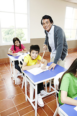 포토 JPG 전신 서양인 외국인 해외기획촬영 학생 여자 어린이교육 교육 남자 초등학생 어린이 2010년태국 지도 의자 창문 교실 학교 수업 수업중 교재 실내 초등학교 초등교육 서기 미소 웃음 사람 앉기 소녀 소년 여러명 상반신 성인 책 30대 친구 스쿨라이프 교사 가르침 책상 국내포토 직업 라이프스타일 가구 다수 관계 모션 표정 인종 내부 장년 파일형식