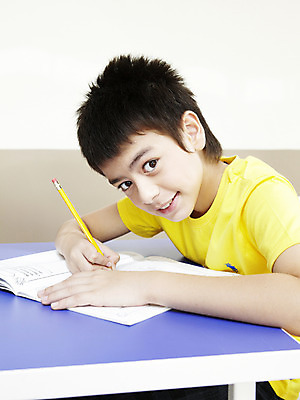 포토 JPG 서양인 외국인 해외기획촬영 학생 어린이교육 교육 남자 초등학생 어린이 2010년태국 의자 교실 학교 수업 수업중 학용품 교재 실내 초등학교 초등교육 한명 사람 앉기 소년 상반신 책 필기구 연필 스쿨라이프 책상 남자만 남자한명만 어린이만 소년만 소년한명만 국내포토 1 라이프스타일 가구 모션 문구용품 인종 내부 파일형식