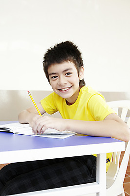 포토 JPG 서양인 외국인 해외기획촬영 학생 어린이교육 교육 남자 초등학생 어린이 2010년태국 의자 교실 학교 수업 수업중 학용품 교재 실내 초등학교 초등교육 한명 미소 웃음 사람 앉기 소년 상반신 책 필기구 연필 스쿨라이프 책상 남자만 남자한명만 어린이만 소년만 소년한명만 국내포토 1 라이프스타일 가구 모션 문구용품 표정 인종 내부 파일형식