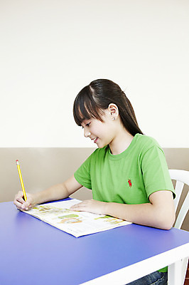 포토 JPG 서양인 외국인 해외기획촬영 학생 여자 어린이교육 교육 초등학생 어린이 2010년태국 의자 교실 학교 수업 수업중 학용품 교재 실내 초등학교 초등교육 한명 미소 웃음 사람 앉기 소녀 상반신 책 필기구 연필 스쿨라이프 책상 여자만 여자한명만 어린이만 소녀만 소녀한명만 국내포토 1 라이프스타일 가구 모션 문구용품 표정 인종 내부 파일형식