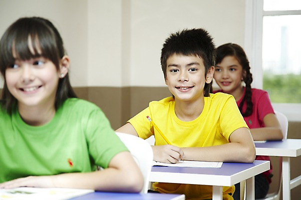 포토 JPG 서양인 외국인 해외기획촬영 학생 여자 어린이교육 교육 남자 초등학생 어린이 2010년태국 의자 창문 교실 학교 수업 수업중 교재 실내 초등학교 초등교육 미소 웃음 사람 앉기 소녀 소년 상반신 책 세명 친구 스쿨라이프 책상 어린이만 국내포토 라이프스타일 가구 관계 모션 표정 인종 내부 파일형식